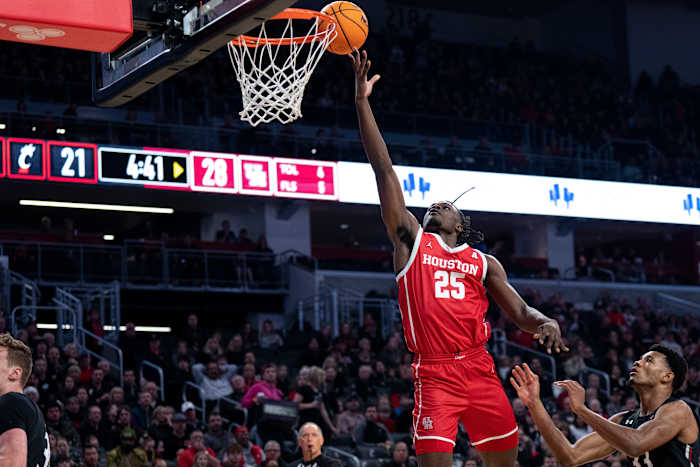 Houston Cougars forward Jarace Walker (25) lays the ball up as Cincinnati Bearcats forward Ody Oguama (33) looks on in the first half of the NCAA men s basketball game between the Cincinnati Bearcats and the Houston Cougars at Fifth Third Arena in Cincinnati on Sunday, Jan. 8, 2023. Ncaa Basketball Houston Cougars At Cincinnati Bearcats